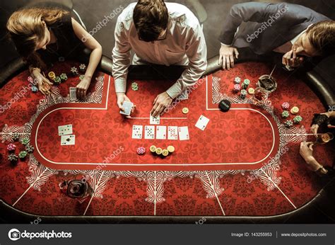 люди играющие в казино
